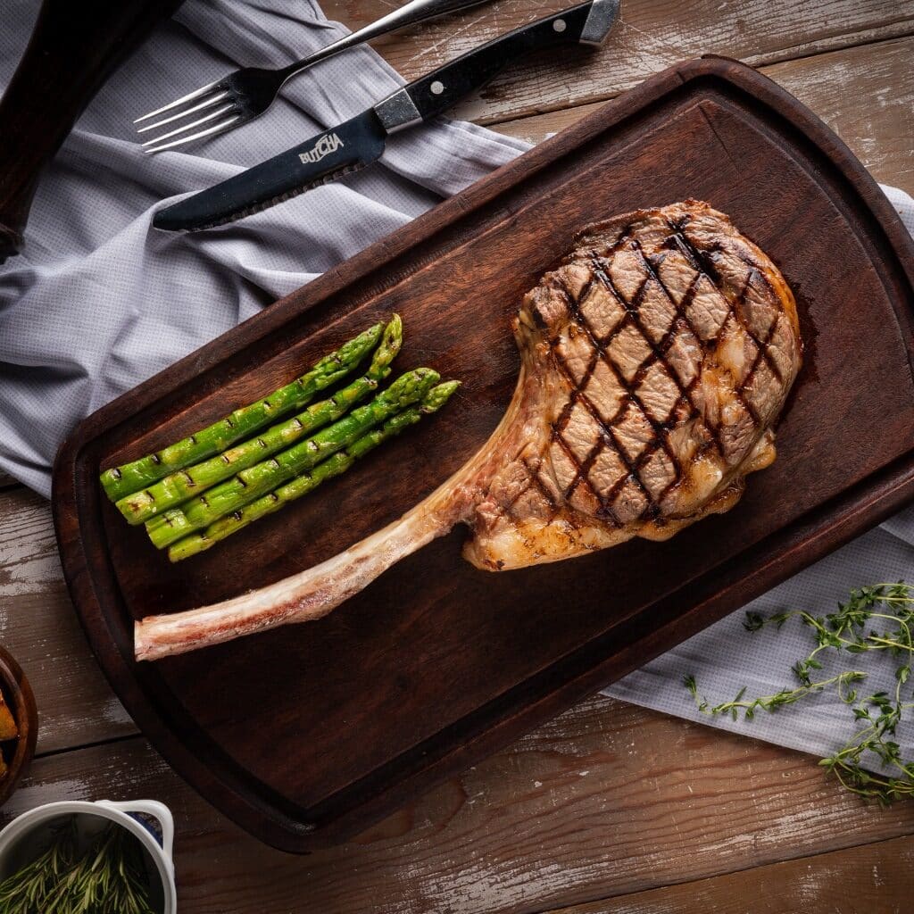 steak-on-the-bone-tomahawk-steak-picture-id1285428518
